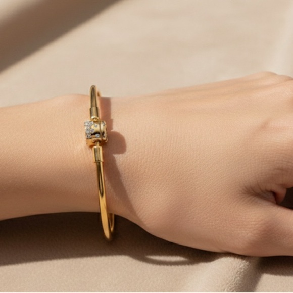 Elegant Gold Bracelet with Crystal Accents - Picture 2 of 3